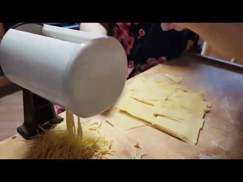 Видео: Нарезка лапши с помощью лапшерезки Фильм 1