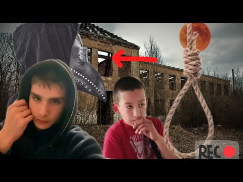Видео: ПРЯТАЛИСЬ ОТ МАНЬЯКА НА ЗАБРОШКЕ. ОН СЛЕДИТ ЗА НАМИ.
