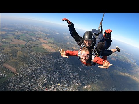 Видео: прыжок с парашютом 4000м