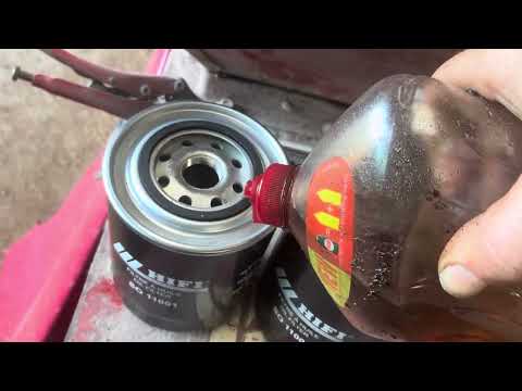 Видео: Valtra N111 меняет масло и фильтр