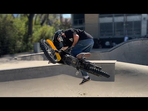 Видео: Скейтпарк отправляется! Электрический питбайк Surron Hyper Bee