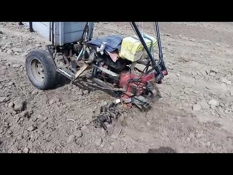 Видео: Мотоблок з адаптером, фрезеровка поля......
