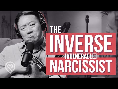 Видео: 5 признаков того, что вы встречаетесь с инверсивным (уязвимым) нарциссом — Подкаст TWR №76