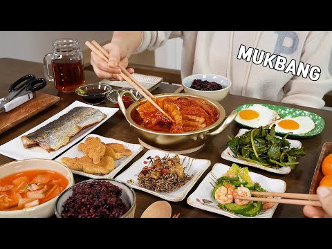 Видео: готовка MUKBANG :) Домашние блюда (самгёбсал кимчи ччигэ, жареные креветки из цуккини.