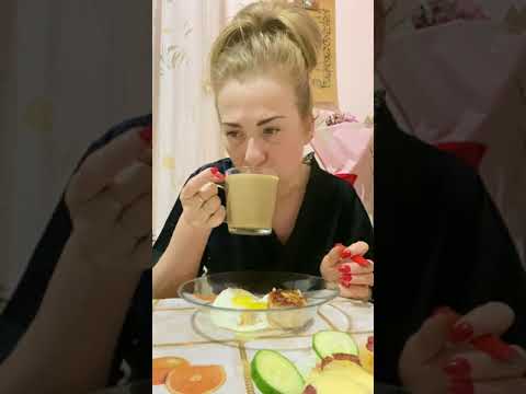 Видео: Мукбанг: глазунья и горячие бутеры.