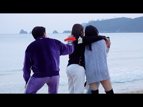 Видео: Спрятав 100 долларов в карманы людей в Корее