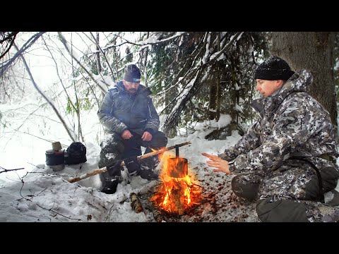 Видео: УКРЫЛИСЬ ПОД ЕЛЬЮ / ПРОВЕРЯЕМ СТАРЫЕ МЕСТА / РЫБАЛКА НА ЛЕСНОЙ РЕКЕ