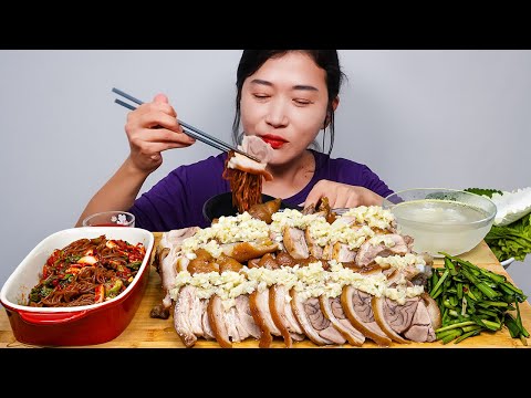 Видео: Джокбал (свиные ножки) с чесночным соусом, гречневой лапшой АСМР МУКБАНГ EATING SOUNDS