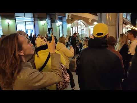 Видео: Мумий Тролль - Владивосток 2000 и Звери - Районы-кварталы жгут музыканты на Арбате #Moscow #Arbat