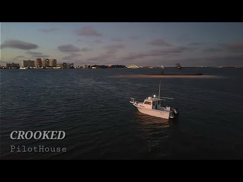 Видео: Ночевка и приготовление улова в небольшой лодке Crooked Pilothouse