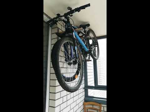 Видео: Как закрепить велосипед или 2 велосипеда на балконе, в гараже, дома на стене