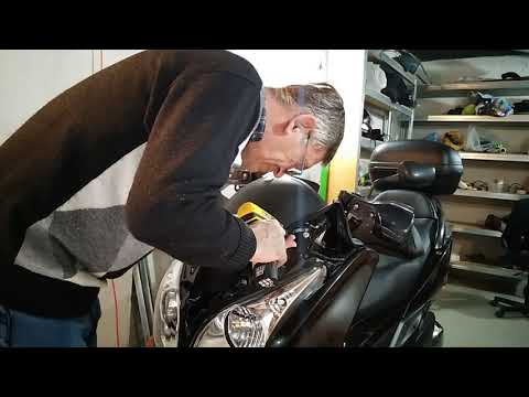 Видео: Honda Silverwing 600GT. Снимаем "галстук", ветровое стекло и панель под ним.