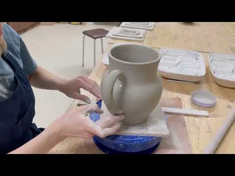 Видео: Кувшин на гончарном круге