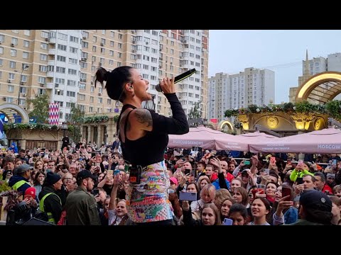 Видео: Юля Волкова – Не верь, не бойся, не проси (live День города Москвы)