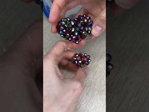 Видео: Бантик из бусин 1 часть.Объёмное сердце из стеклянных бусин. Брелок сердце #новогодняяигрушкаизбусин