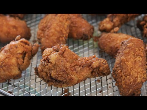 Видео: Секрет ХРУСТЯЩИХ жареных куриных крылышек раскрыт