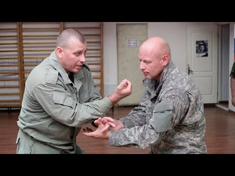 Видео: Техника пробивающего удара. Система Рукопашного Боя А. А. Кадочникова