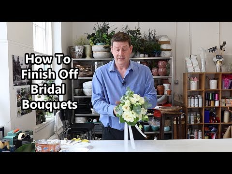 Видео: Три способа завершить свадебный букет, связанный вручную
