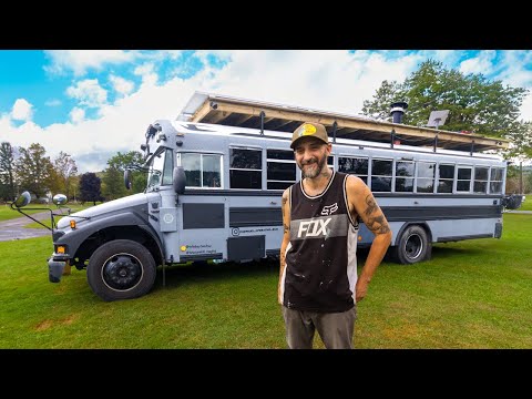 Видео: Он потратил 60 тысяч долларов на аренду, прежде чем построить собственный дом в автобусе