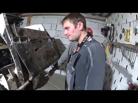 Видео: Меняем масло в трансмиссионной ванне Bobcat 743