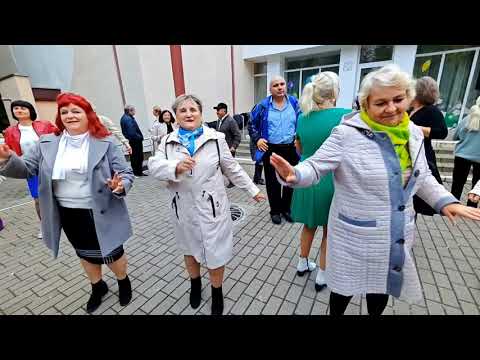 Видео: 5.10.25г... "Давай попьём Чаю"... ☕... звучит на Танцполе в Гомельском парке... 