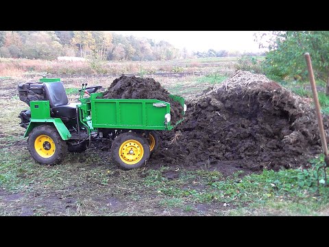 Видео: Мини Т-16 удобряет почву навозом./Mini T-16 fertilizes the soil with manure.