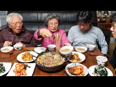 Видео: Мукбанг с говядиной булгоги и тушеным мясом с семьей (рецепт)