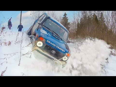 Видео: Псих на Ниве поспорил с Уазами Что он творит на бездорожье
