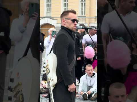 Видео: Прекрасное исполнение уличного музыканта в Санкт-Петербурге на дворцовой площади.