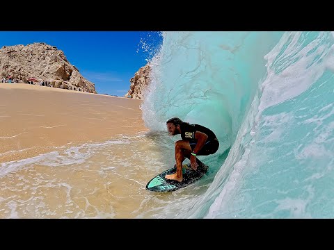 Видео: Профессиональные скимбордисты соревнуются на огромных прибрежных волнах: лучшее соревнование по с...