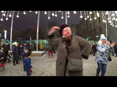 Видео: Виртуозная игра на гитаре побуждает прохожих танцевать! Музыкант на Никольской