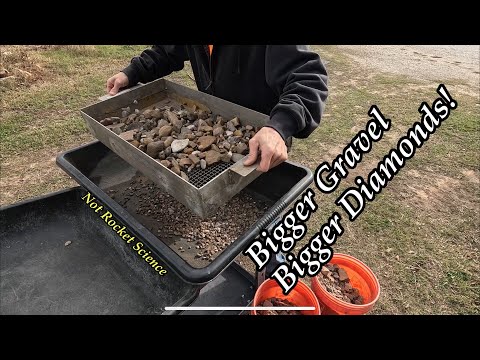 Видео: Шахтер нашел алмаз стоимостью 10 000 долларов