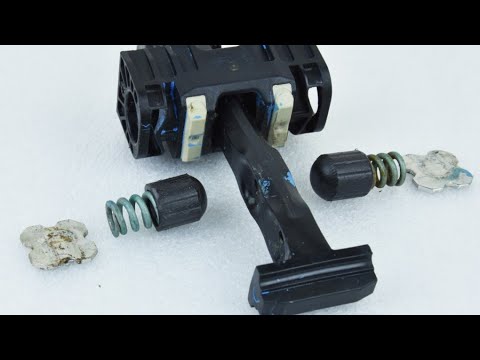 Видео: Заклинил ограничитель / доводчик двери Opel Astra h