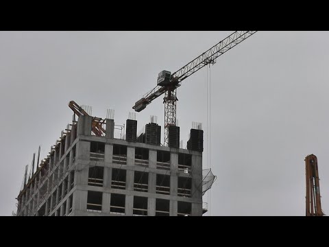 Видео: Установка камеры на башенный кран, ремонт сети на стройплощадке