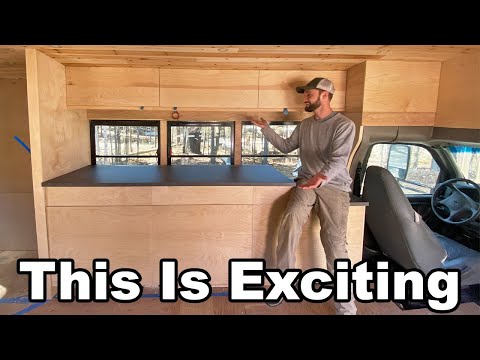 Видео: Почти пора готовить ужин здесь | Установка дверок верхних шкафов и начало работы офиса