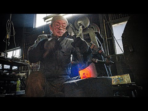 Видео: Делаю топоры уже 65 лет. Традиционный метод исчезает со временем.