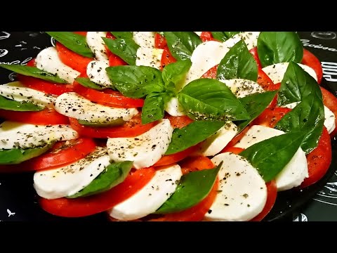 Видео: САЛАТ КАПРЕЗЕ С МОЦАРЕЛЛОЙ / Удивительно Простой и Вкусный Салат / Потрясающий Итальянский Салат