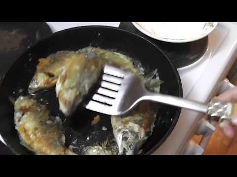 Видео: Жарим свежих карасей. 59 серия.