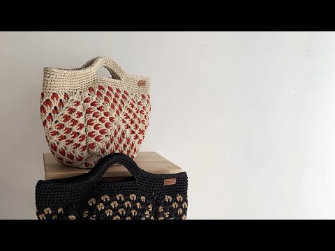 Видео: Вязаная сумка из квадратов крючком любого размера. Двухцветное вязание. Катя SHODDI