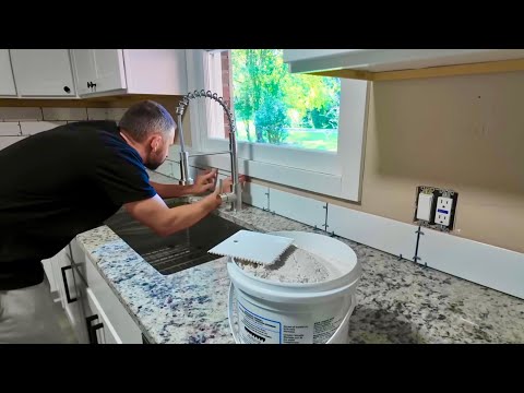 Видео: Первый раз кладу ПЛИТКУ. Кухня, ремонт и немного семейной жизни