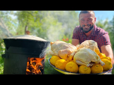 Видео: СОЧНАЯ жареная КУРИЦА в раскаленной печи. Начинка с салом и лимонный соус.