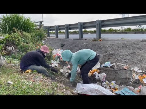 Видео: Ужас! Мы изнемогли, убирая тротуар и мост, заваленные песком и мусором!