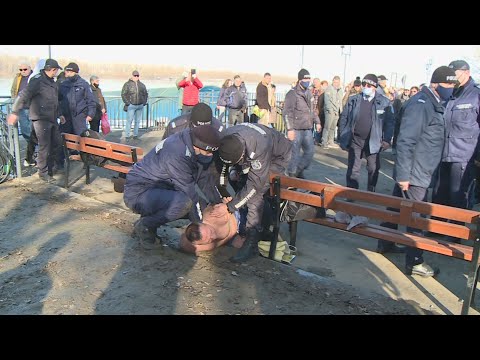 Видео: Бизнесмен от Русе бе арестуван след скандал на ритуала за Богоявление