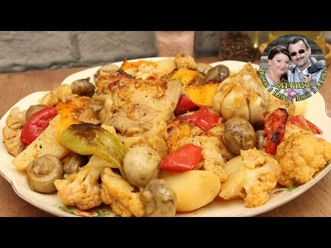 Видео: Супер-сочная курица с картошкой и овощами в духовке.