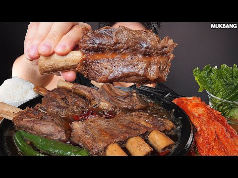 Видео: говяжьи ребрышки BEEF RIBS STEAK & KIMCHI NOODLES Galbi-jjim EATING ASMR MUKBANG