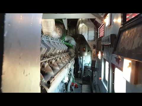 Видео: Тепловоз ТЭП70 - 0313, запуск дизеля.