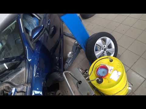 Видео: Skoda Octavia A-7, Octavia III замена тормозной жидкости.