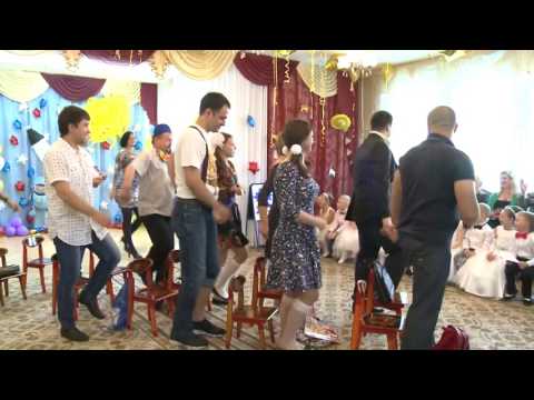 Видео: Выступление родителей на выпускном в детском садике