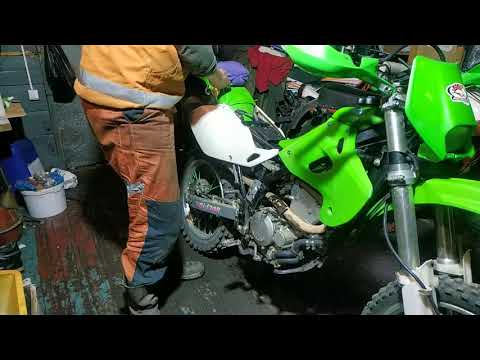 Видео: Kawasaki KLX 250 Поиск причины плохого пуска