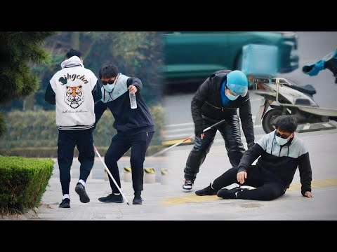 Видео: Что будут делать прохожие, когда увидят, как слепого человека толкнули и он упал?